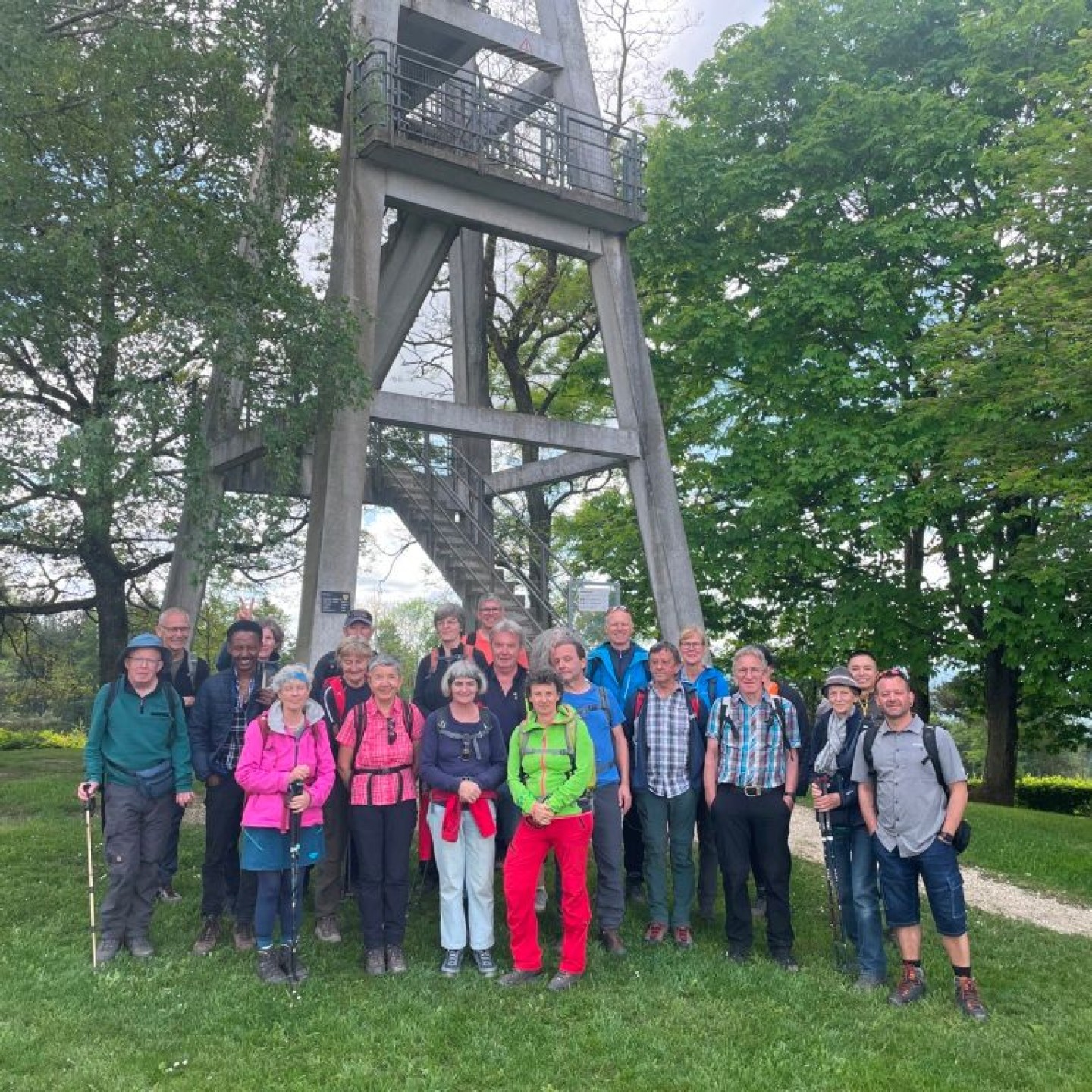 07 Gruppenfoto vor dem Aussichtsturm