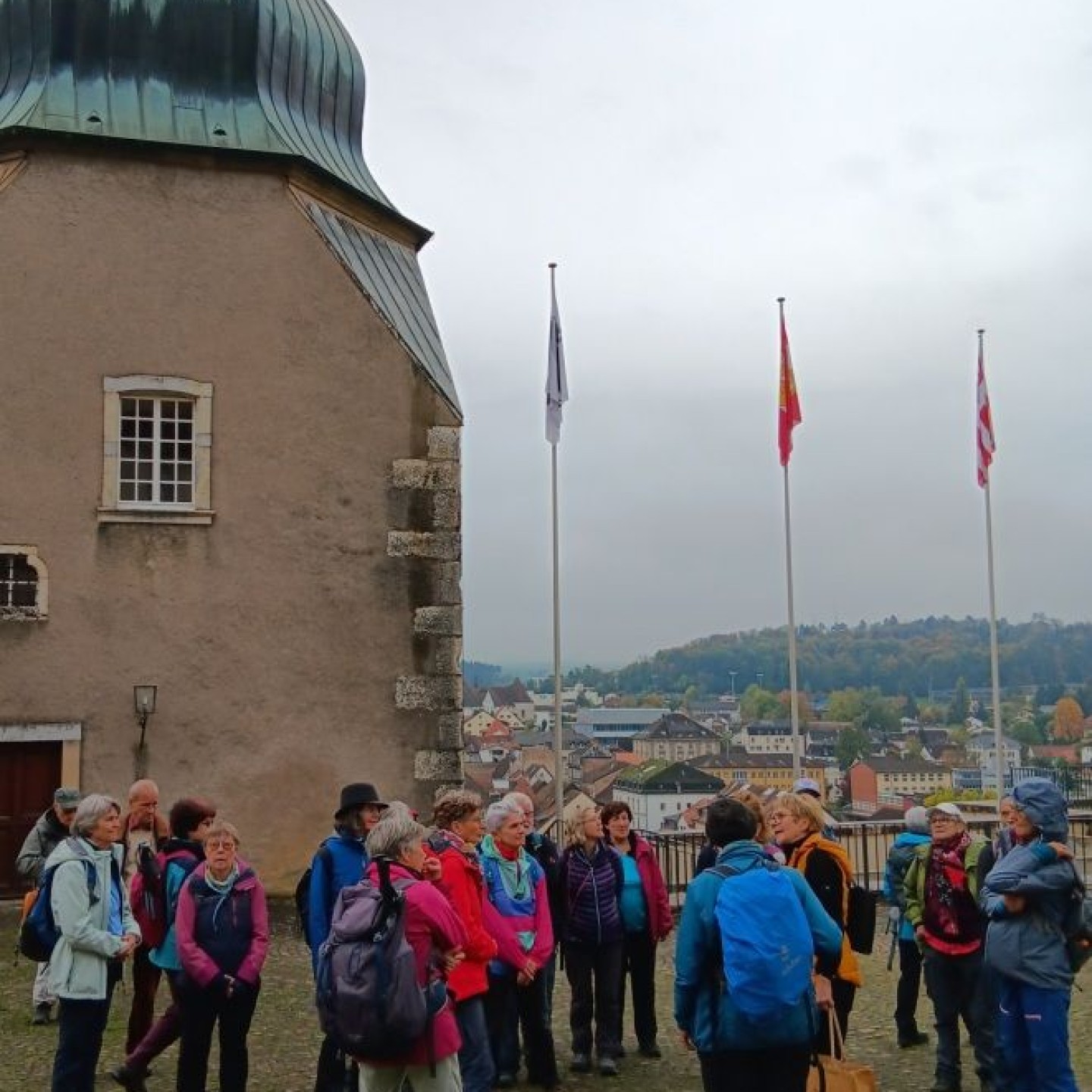 04_aufmerksame Zuhörende bei der Stadtführung