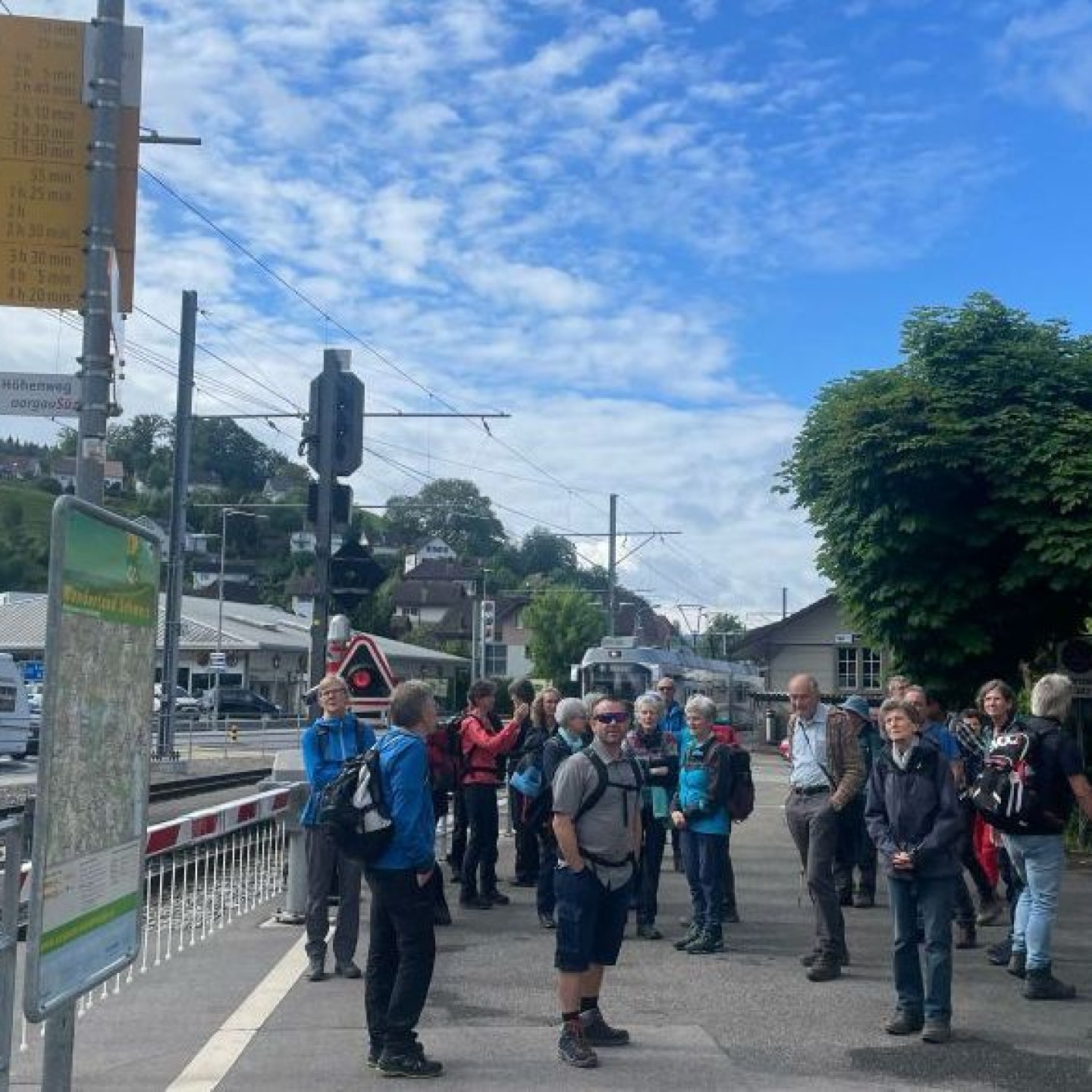 01 Seppi begrüsst die Teilnehmenden zur Wanderung - 1 -