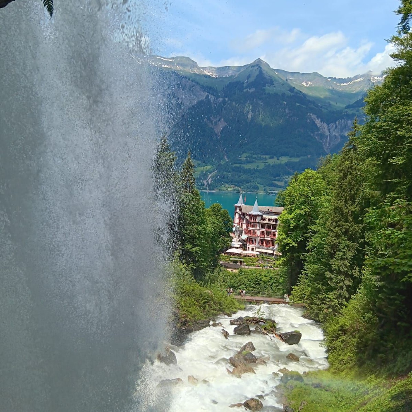 7 Hinter dem Giessbachfall mit Blick auf das historische Hotel Giessbach