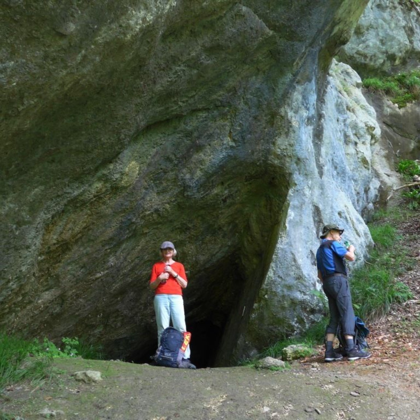 06_Vorbei an steilen Felswänden und Kalksteinhöhlen