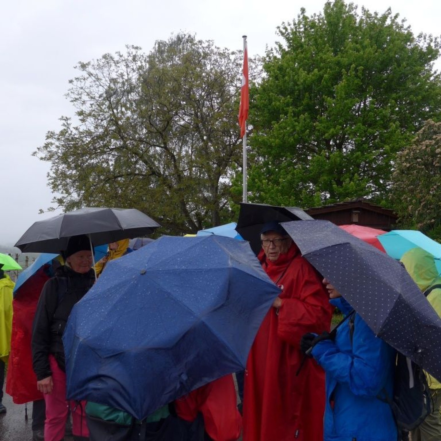 08_Regenschirmparade beim Aussischtspunkt Schlossfaelleli