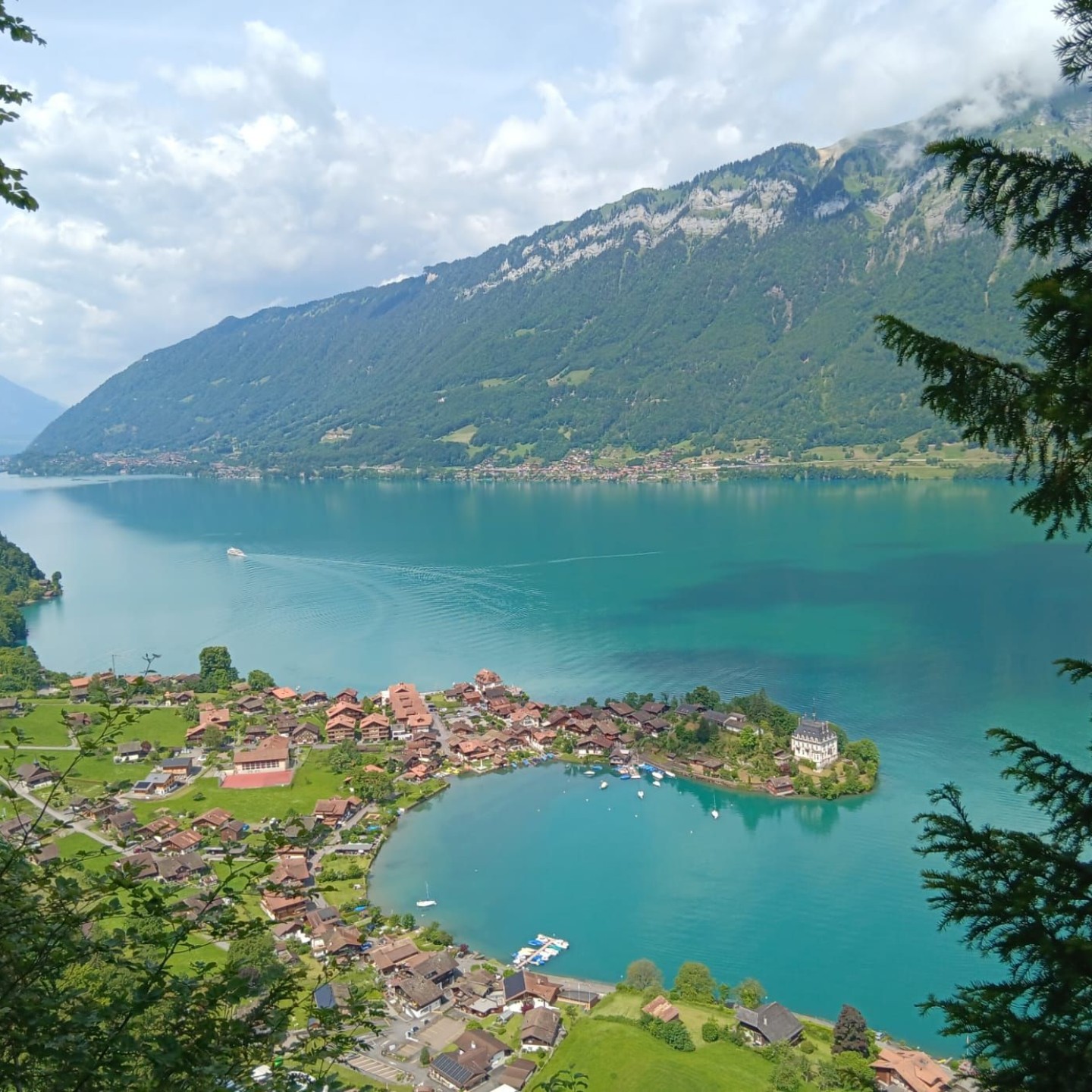 4 Blick auf das idyllische Dörfchen Isletwald mit der kleinen Bucht