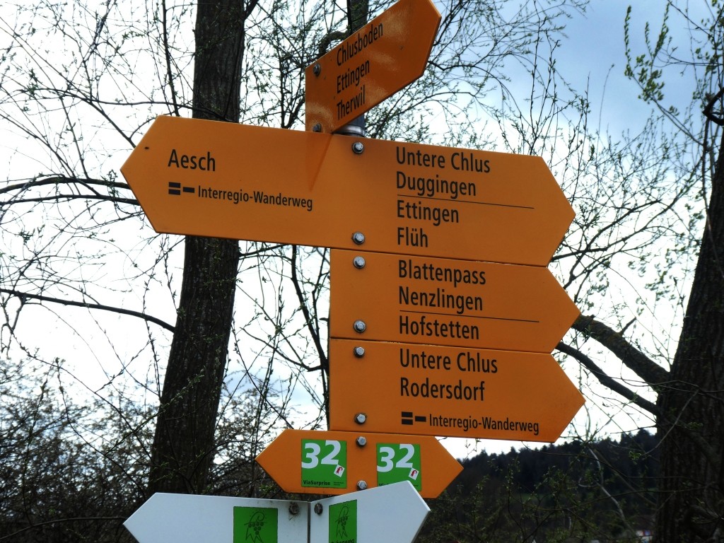 Der Rebenweg ist auf weissen Wegweisern (ganz unten) markiert und folgt nicht überall den Wanderwegen