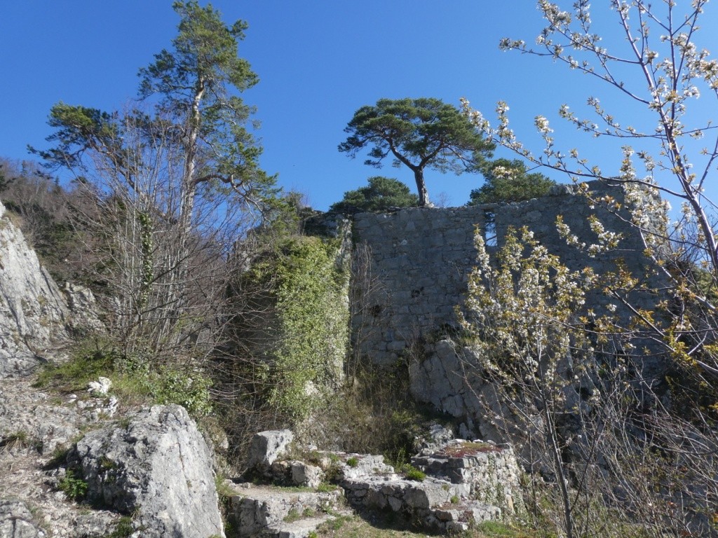 Die eindrückliche Ruine Rifenstein lohnt den Besuch (Vorsicht mit Kindern!)